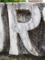 R